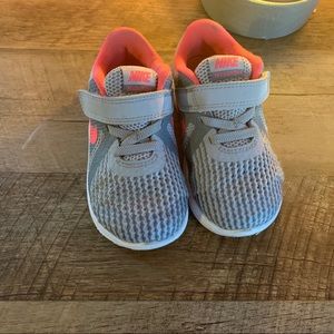 Grey and hot pink Nike’s! Good used condition.